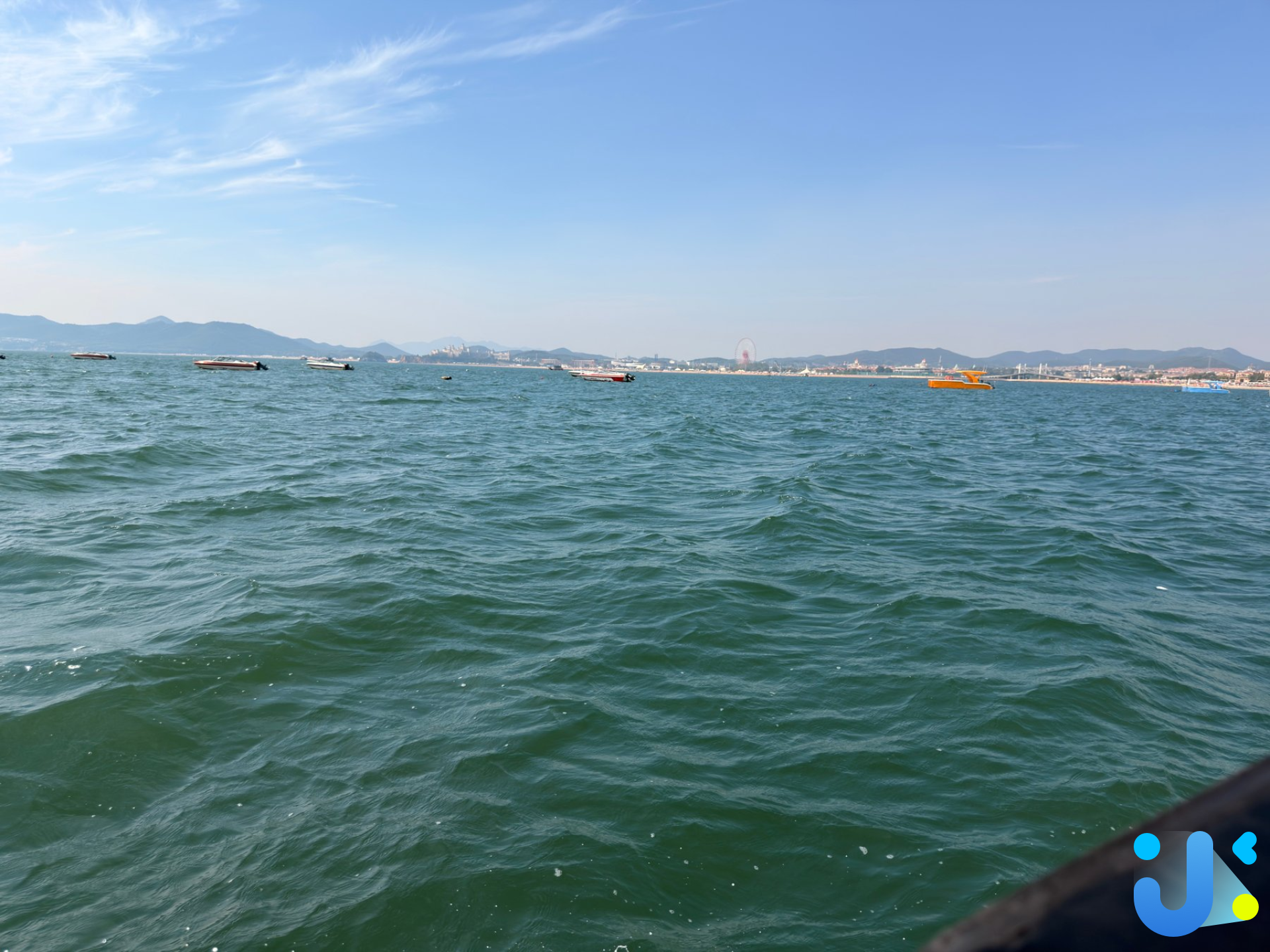海上回望:摩天轮、城市和山,全都在浪的那边