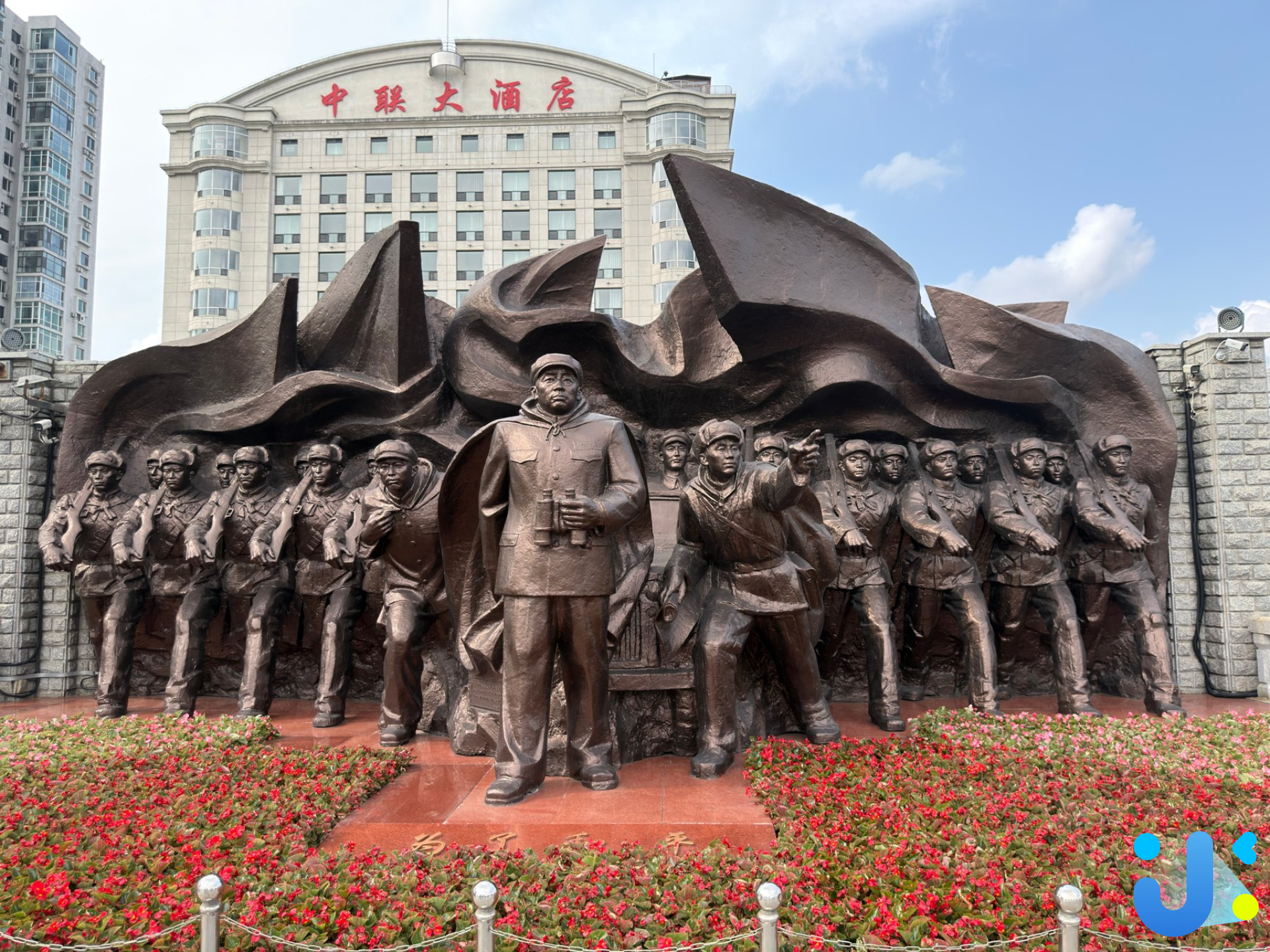 鸭绿江畔的志愿军群雕,隔着几十米都能感觉到冲劲